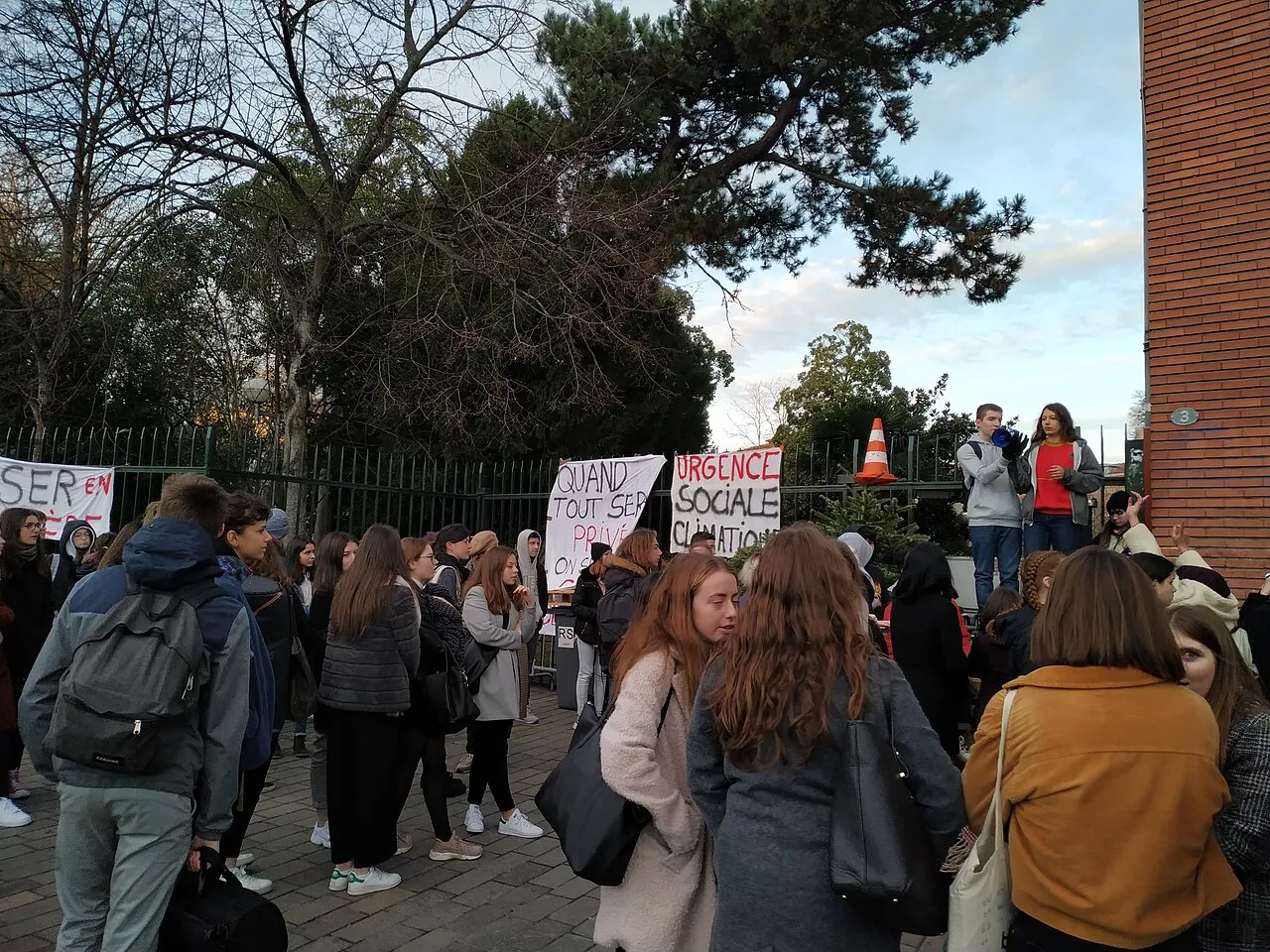 Scholieren blokkeren de ingang van een Franse middelbare school tijdens een protest.