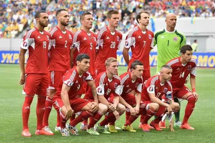Het Luxemburgse nationale voetbalelftal opgesteld voor een EK-kwalificatiewedstrijd tegen Oekraïne in 2015.